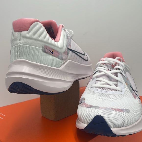 NIKE Men’s QUEST 5 PRM
WHITE/MIDNIGHT NAVY-
PEARL PINK-CORAL CHALK
FB6944-100 - Picture 9 of 16